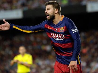 Piqué durante su airada protesta al árbitro asistente.