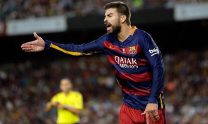 Piqué durante su airada protesta al árbitro asistente.