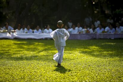 A novice nun walks at the Sathira-Dhammasathan Buddhist meditation centre during the Songkran Festival in Bangkok, Thailand, April 13, 2016. REUTERS/Athit Perawongmetha      TPX IMAGES OF THE DAY     