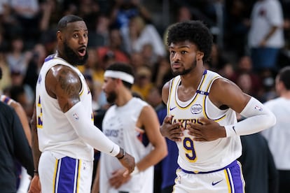 LeBron James (a la izquierda) y su hijo Bronny James, durante un partido de pretemporada con los Lakers.