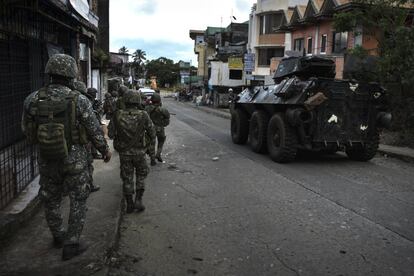 Los soldados del gobierno de Filipinas toman posiciones para despejar una calle de los militantes yihadistas armados, en Marawi.