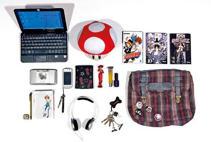 Una Nintento DS, una seta de Mario Bros de peluche o la colección del <i>manga</i> <i>Death Note </i>("que llevo hasta como collar") dan cuenta de la fascinación por la cultura japonesa de Marina. "Aunque no te diré que me muera por ir allí, no me gusta el <i>sushi".</i>