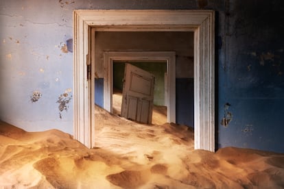 Uno de los edificios abandonados y tomados por la arena del desierto del pueblo fantasma de Kolmanskop, en Namibia.