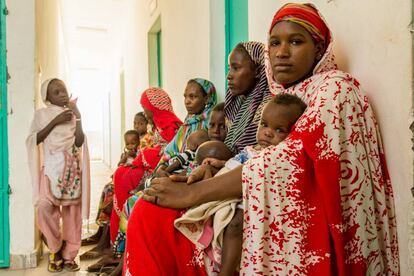 Un grupo de madres espera a que sus hijos sean atendidos en uno de los centros de MSF en Kousseri, que distribuye medicación contra la desnutrición aguda.
