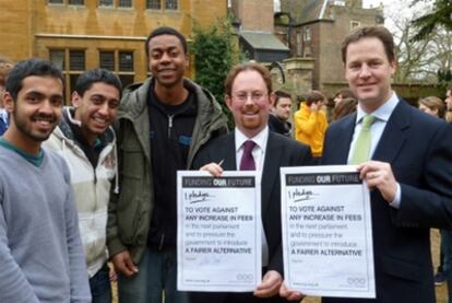 Nick Clegg (derecha) sostiene el compromiso de su partido de votar en contra de la subida de las tasas universitarias, durante la campaña electoral de la primavera pasada.