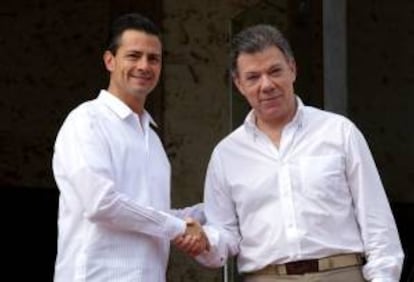 El presidente de Colombia, Juan Manuel Santos (d), saluda a su homólogo de México, Enrique Peña Nieto, a su llegada a la explanada de San Francisco en el Centro de Convenciones donde se realiza la VIII Cumbre de la Alianza Pacífico en Cartagena de Indias (Colombia).