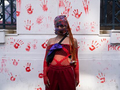 Una mujer posa durante una marcha para conmemorar el 8 de marzo este año en Valparaíso (Chile).