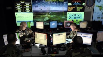 Un capitán y un sargento estadounidense hacen una revisión de los equipos informáticos de  la 
Fuerza Aérea tras un <i>ciberataque.</i>