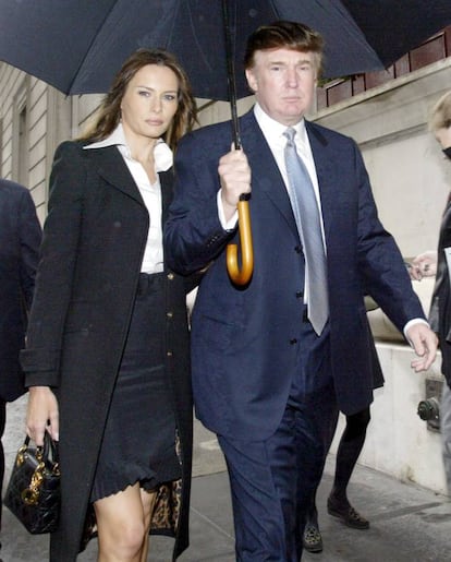 Melania Trump, ya desde hace años, acostumbra a completar sus estilismos con abrigos hasta las rodillas y con hombreras. En la imagen, en mayo de 2003 junto a su entonces novio en un evento empresarial en Nueva York.