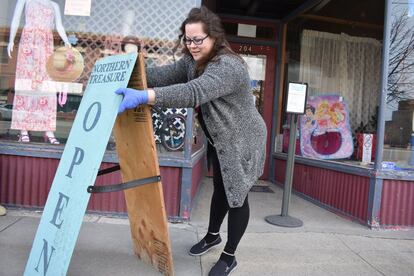Nicole Snider abre su tienda en Roundup, en Montana. La tienda había estado cerrada durante un mes bajo una directiva del gobernador del Estado por la crisis sanitaria de la covid-19.