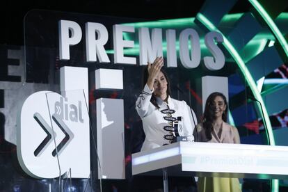 Indi Martínez recibe el premio Cadena Dial. 