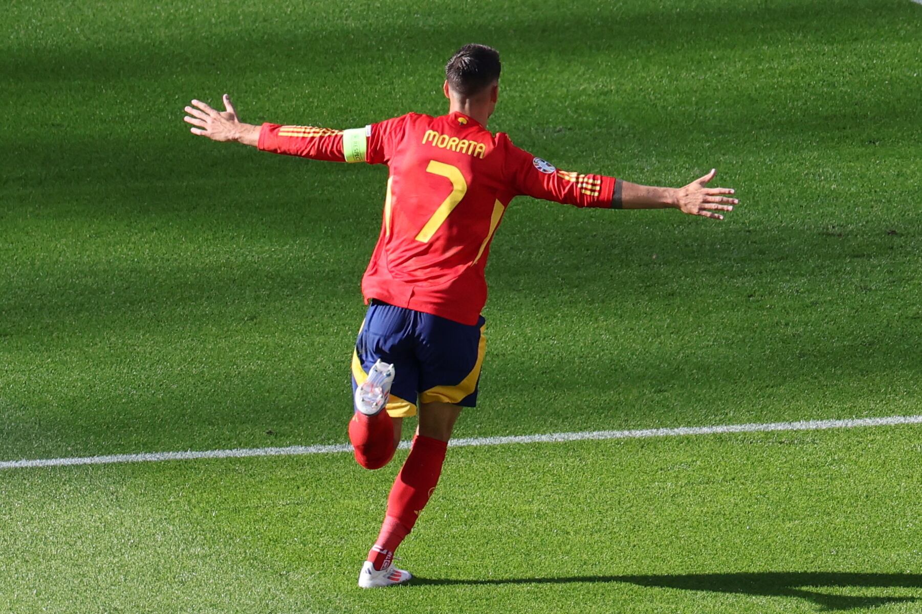 Álvaro Morata marca el primer tanto para España.