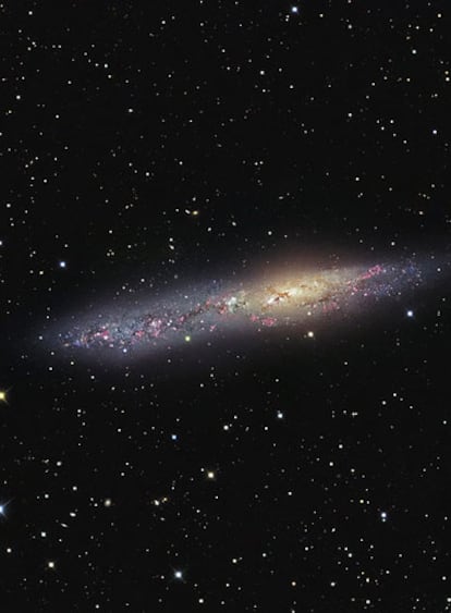 La galaxia del Escultor, una de las espirales más brillantes que se pueden observar y también de las más polvorientas.
