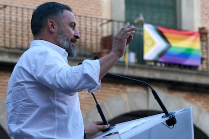 El presidente de Vox y candidato a la presidencia del Gobierno por esta formación, Santiago Abascal, durante un acto de precampaña electoral en Ávila, en la céntrica plaza del Mercado Chico.