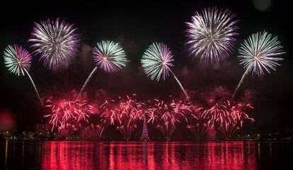 Fogos na &aacute;rvore de Natal da Lagoa Rodrigo de Freitas, no Rio, no &uacute;ltimo dia 12. 