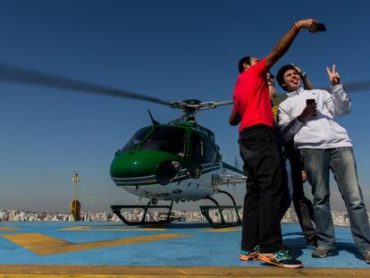 Grupo de jovens tiram 'selfie 'ao desembarcar de viagem pelo UberCOPTER.