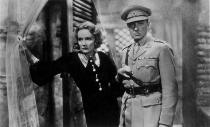 Clive Brooke: "Me gustaría que pudieras decirme que no ha habido otros hombres". Marlene Dietrich: "Me gustaría poder hacerlo. Pero cinco años en China son mucho tiempo". El dúo Josef Von Sternberg y Marlene Dietrich dejaron algunas de las sentencias más divertidas y delirantes del Hollywood de los años treinta. Contemplar a Marlene Dietrich envuelta en una fantasía de plumas diseñada por Travis Banton a bordo de un expreso por China sigue siendo uno de los momentos más fantásticos que nos ha proporcionado la historia del cine.