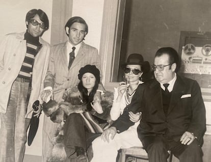 Imagen del archivo personal de Rafael de León (primero por la derecha), junto a una joven Rocío Jurado y otros amigos en una imagen sin datar, durante la segunda mitad del siglo XX.