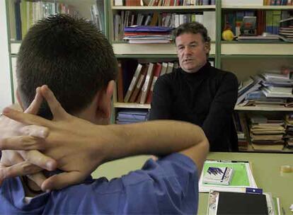 El profesor José Joaquín Álvarez de la Roza, durante una de las tutorías de orientación sexual.