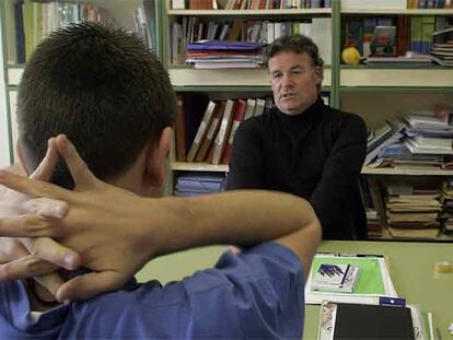 El profesor José Joaquín Álvarez de la Roza, durante una de las tutorías de orientación sexual.