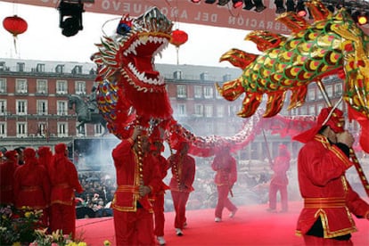 Participantes en la fiesta china de la primavera, celebrada ayer en la plaza Mayor de Madrid.