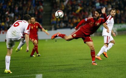 Isco intenta controlar el balón de forma acrobática.