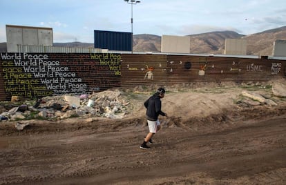 Los prototipos del muro, vistos desde Tijuana.