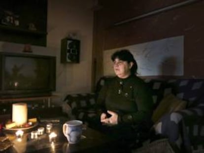 Un mujer en su casa sin luz ni calefacción. EFE/Archivo