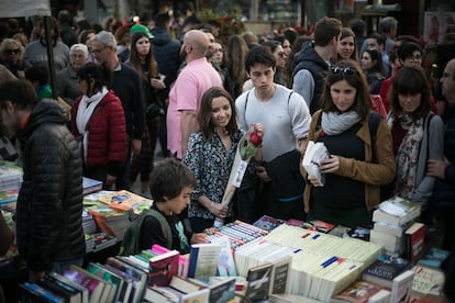 Parada de libros en La Rambla de Barcelona, durante la jornada de Sant Jordi del año pasado. ALBERT GARCIA / EL PAÍS