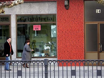 Pilar Elías pasa delante de la cristalería de Kandido Azpiazu, condenado por asesinar a su marido.