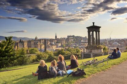 Monumento al filósofo escocés Dugald Stewart, completado en 1831, en la ladera de Calton Hill, desde donde se contempla el centro de Edimburgo y su castillo.