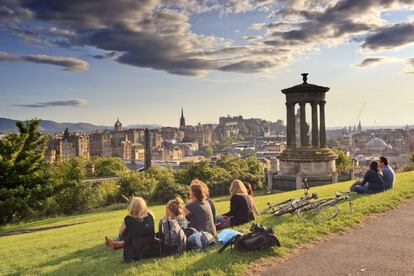 Monumento al fil&oacute;sofo escoc&eacute;s Dugald Stewart, completado en 1831, en la ladera de Calton Hill, desde donde se contempla el centro de Edimburgo y su castillo. 