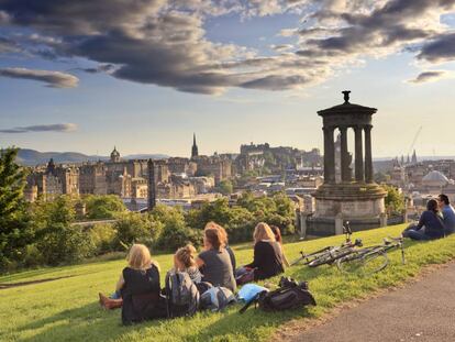 Monumento al fil&oacute;sofo escoc&eacute;s Dugald Stewart, completado en 1831, en la ladera de Calton Hill, desde donde se contempla el centro de Edimburgo y su castillo. 