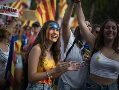 Una joven con la cara pintada con la bandera independentista de Cataluña participa en la marcha independentista de la Diada del año pasado.