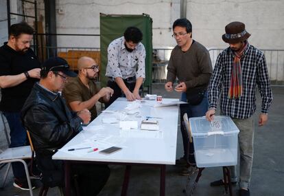 Varios ciudadanos esperan para votar en un centro electoral de Santiago de Chile.