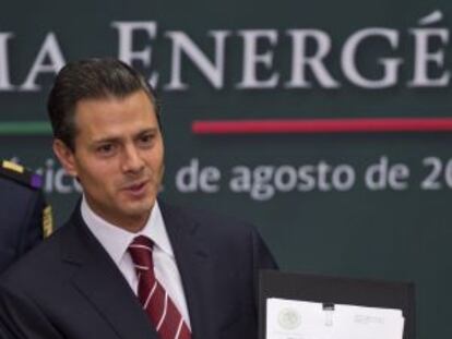 Peña Nieto muestra la iniciativa de reforma.