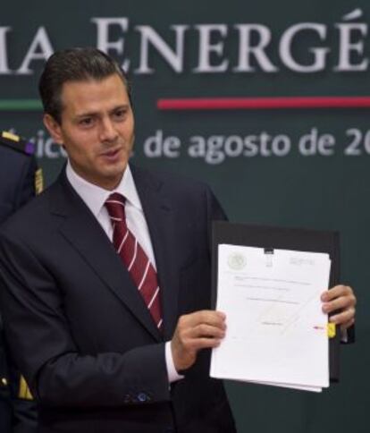 Peña Nieto muestra la iniciativa de reforma.