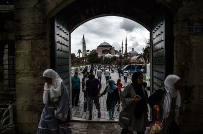 Varias personas acceden a la mezquita Sultanahmet (la mezquita Azul), en Estambul (Turquía)