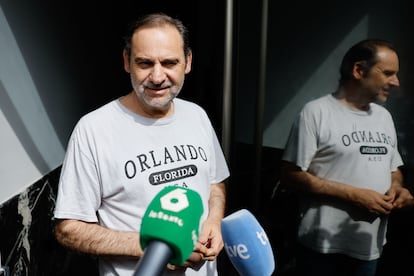 El exministro José Luis Ábalos realiza declaraciones a los medios de comunicación en Valencia, este martes.