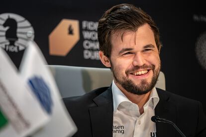 Magnus Carlsen, durante una conferencia de prensa en el Mundial de Dubái.