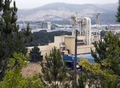 Vista de las empresas y las canteras de Porriño que invaden la zona protegida de As Gándaras de Budiño.