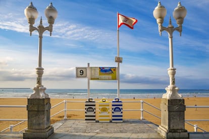 Contenedores de reciclaje en forma de caseta playera junto a la escalera 9 de San Lorenzo.