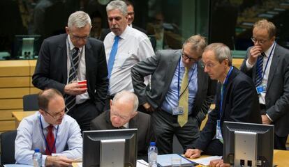 Schäuble, revisa un documento de trabajo con sus colaboradores el pasado día 12 en Bruselas.