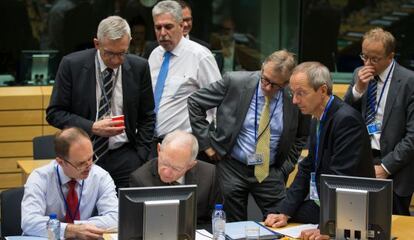 Sch&auml;uble, revisa un documento de trabajo con sus colaboradores el pasado d&iacute;a 12 en Bruselas.