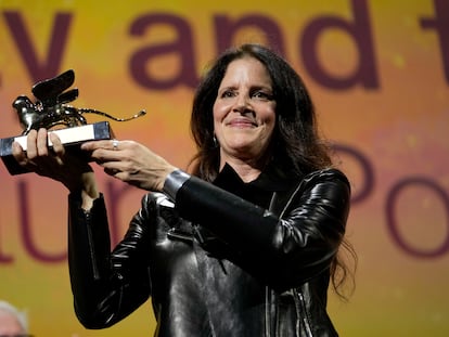 Laura Poitras muestra el León de Oro obtenido por 'All the Beauty and the Bloodshed'.