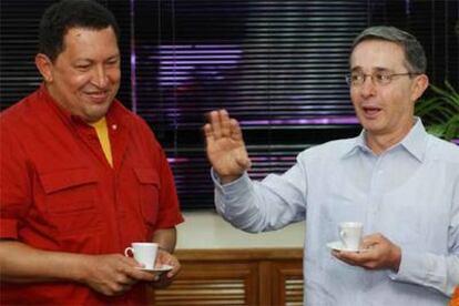 Los presidentes de Venezuela, Hugo Chávez (izquierda), y de Colombia, Álvaro Uribe, en Punto Fijo (Venezuela).