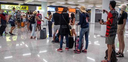 Viajeros en el aeropuerto de Son Sant Joan, de Palma de Mallorca.