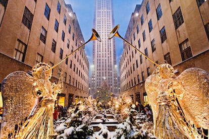 Los ángeles de Navidad del Rockefeller Center, con su abeto iluminado al fondo.