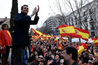 "El tiempo de Pedro Sánchez ha acabado. No cabe más rendición socialista ni más chantaje independentista. Hoy empieza la reconquista", ha declarado Casado antes de la lectura del manifiesto. En la imagen, el presidente del PP, Pablo Casado, aplaude a los manifestantes congregados en la concentración en la plaza de Colón de Madrid.