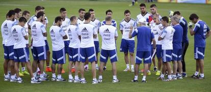 Sabella fala com os jogadores da Argentina.